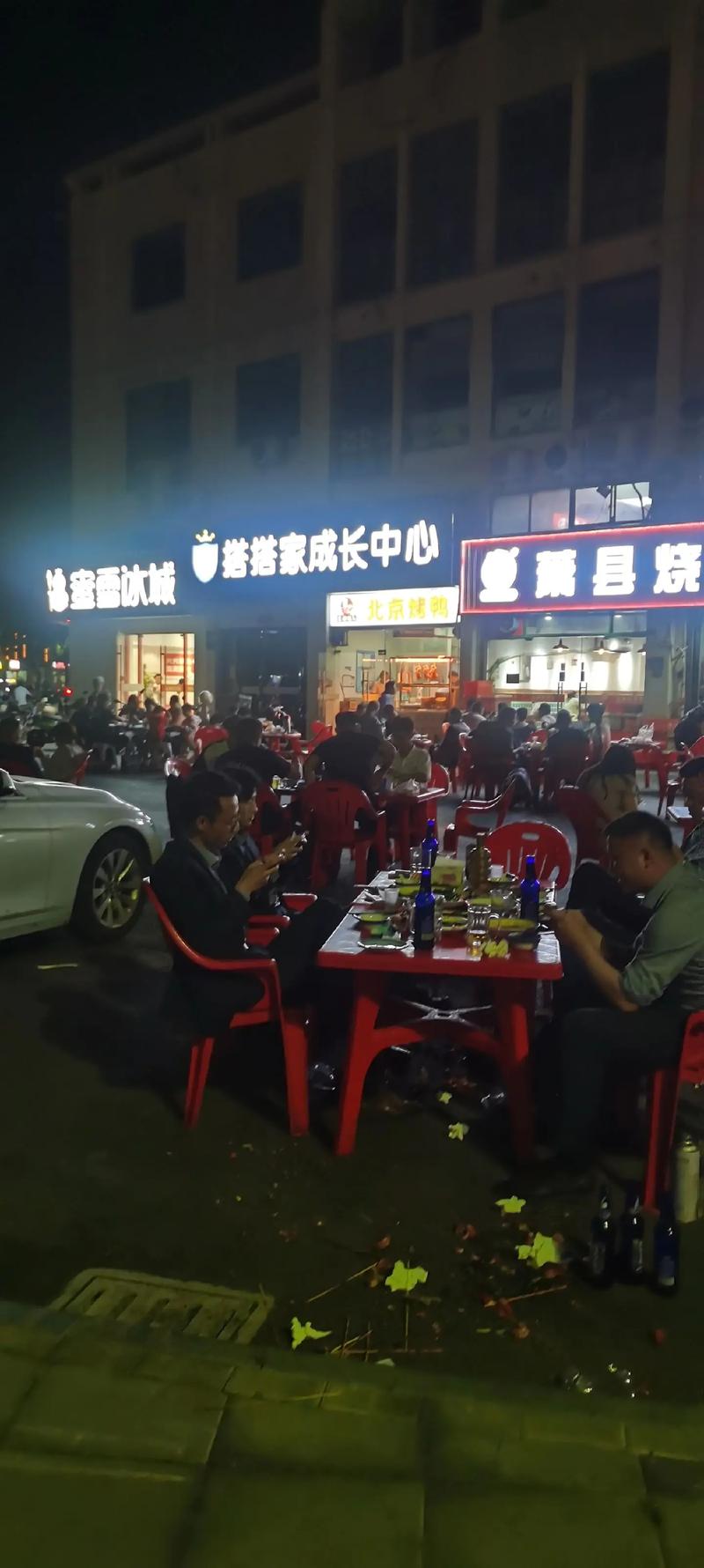 武汉夜晚好去处：小龙虾夜市，鲜香滋味等你尝
